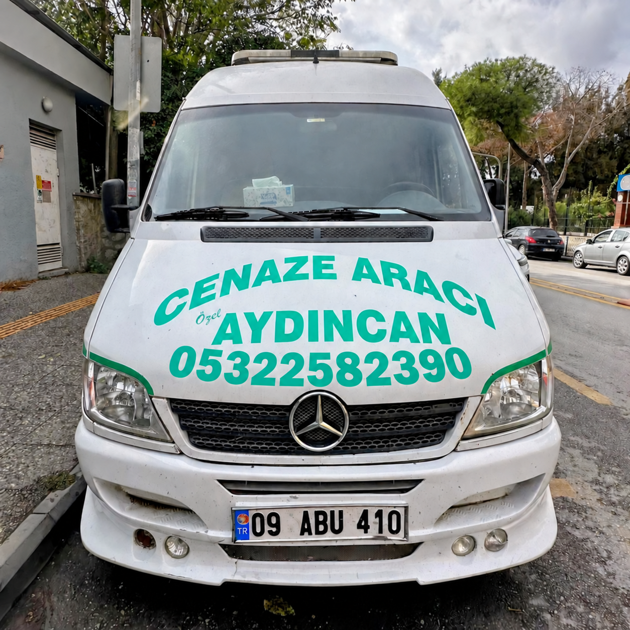 İşletmeye ait beyaz cenaze nakil aracı